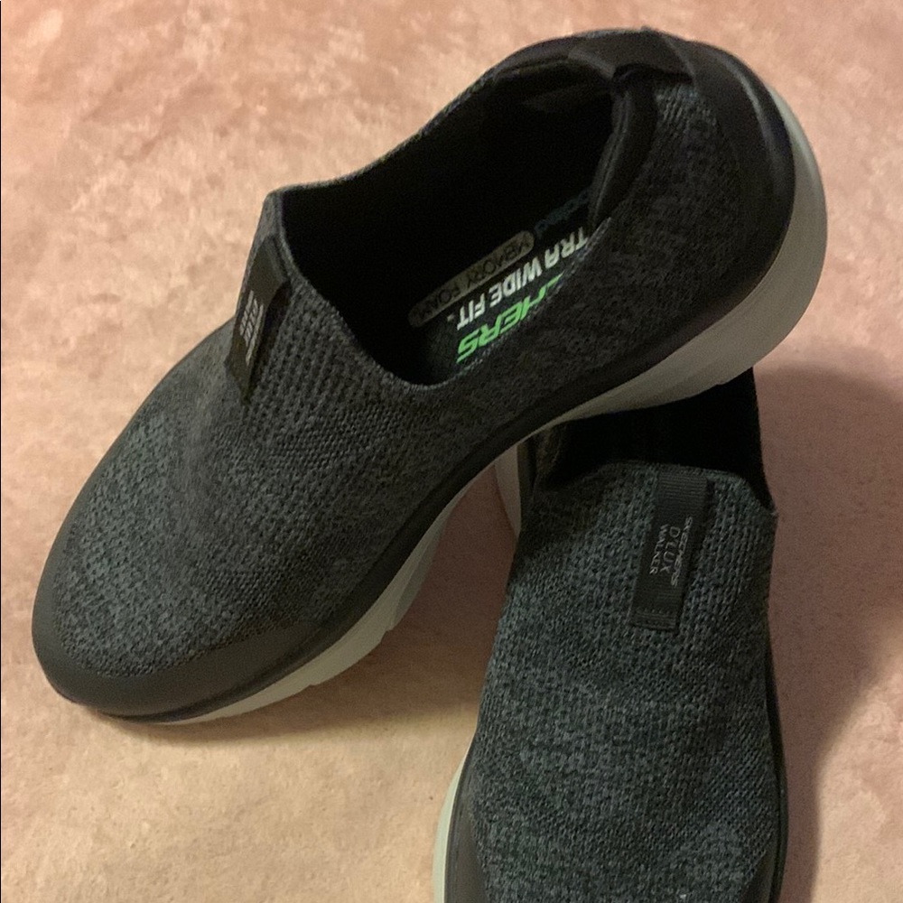 New Skechers D’Lux Walker Extra Wide Fit Men's size 10 Black Stretch fit Shoes